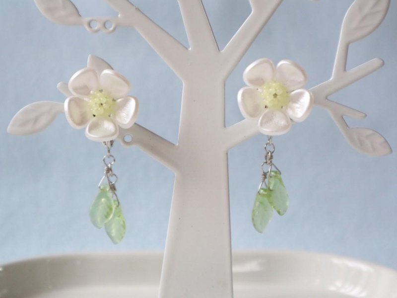 Candy Flower Clip-On White Flower Leaf White Delicate Cute Cute Elegant Gorgeous Plum Spring Back Catch Style Czech Glass Czech Beads - Earrings & Clip-ons - Glass White