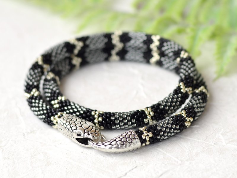 Gray snake choker necklace, Mans necklace, Snake necklace for woman, Beaded neck - 頸鏈 - 玻璃 灰色