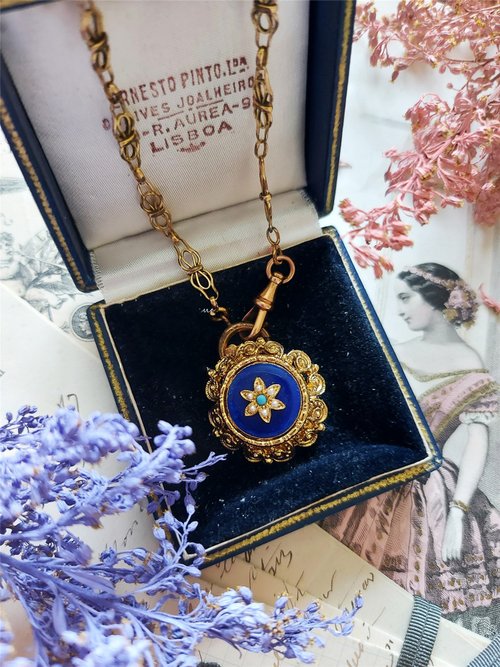 cryptex vintage & antique jewelry 現貨在臺-皇家藍琺瑯鍍金雕花珍珠胸針【美國老件時尚珠寶】