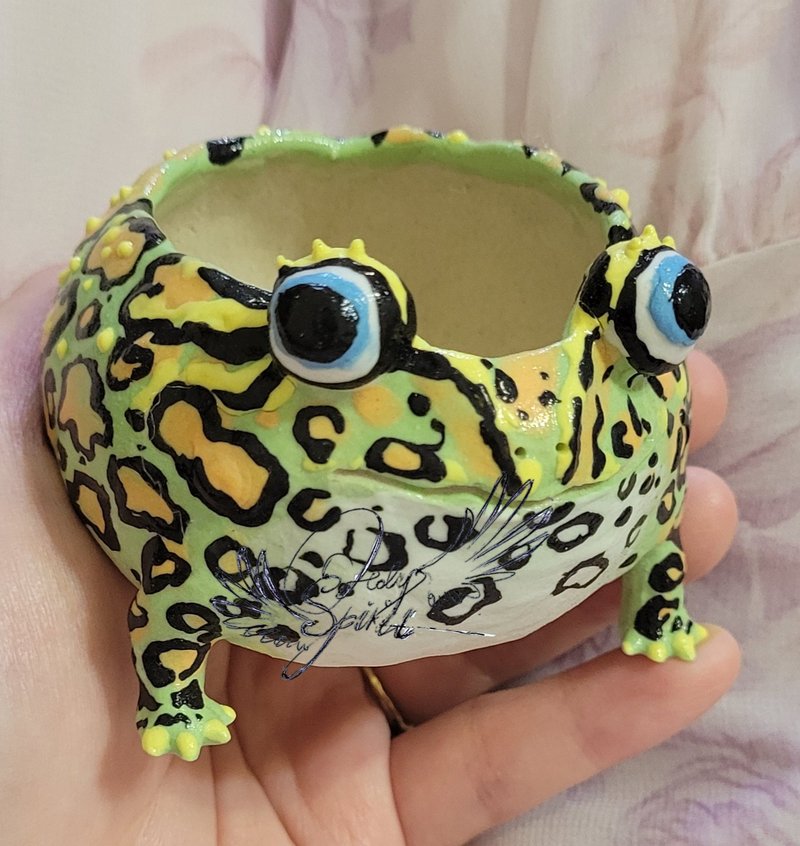 Blue-eyed horned frog small pottery basin - ตกแต่งต้นไม้ - ดินเผา สีเขียว