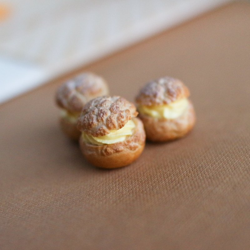 Custard pineapple puff earrings single piece simulated food Choux au Craquelin - Earrings & Clip-ons - Clay Orange