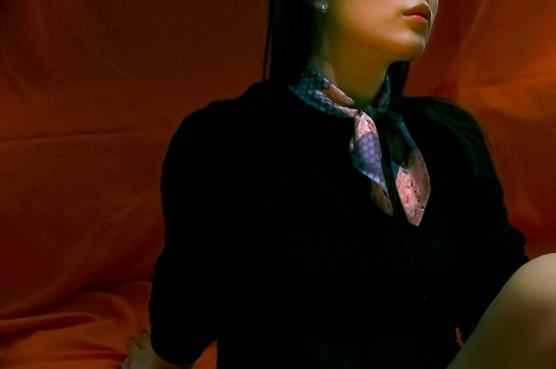 【展現浪漫品味的法式禮盒】前衛法式時尚 精品配件印花絲巾 - 絲巾 - 絲．絹 紫色