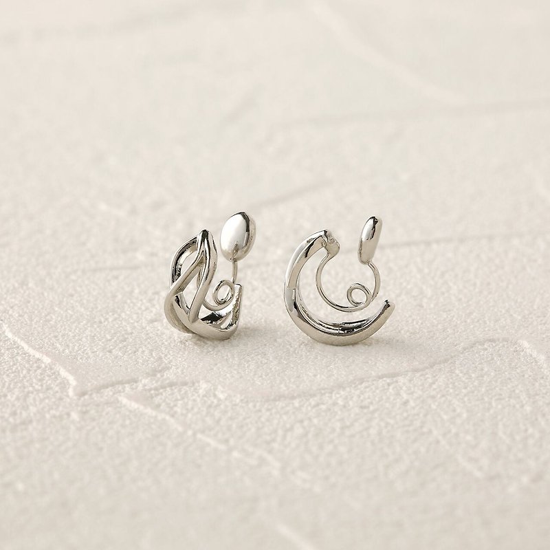 Cradle-woven SV - Hoop-shaped mini loop fit Clip-On in Silver with delicate curves like a plant - ต่างหู - โลหะ สีเงิน