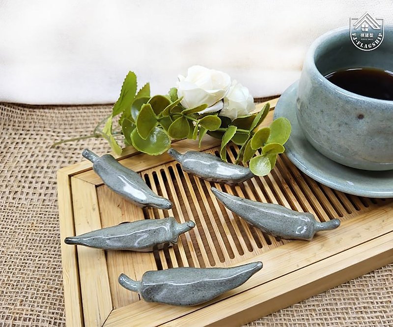 Okra | Ice cracked celadon glazed chopstick holder - Chopsticks - Pottery 