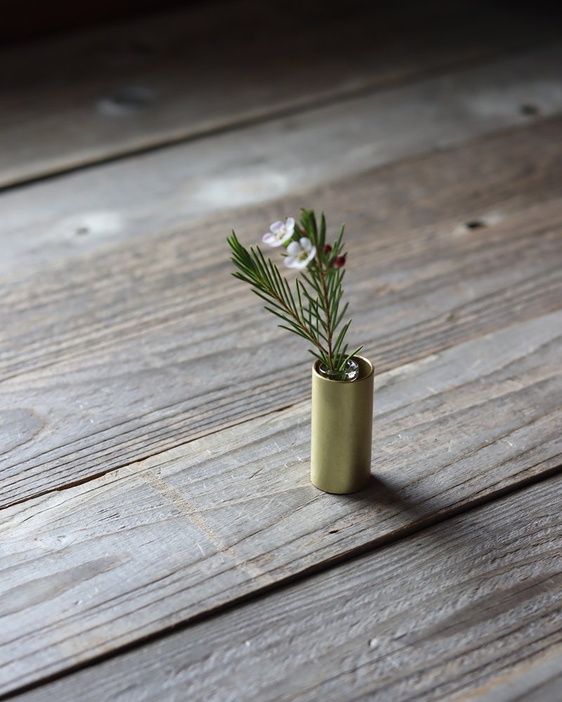 真鍮でできたシンプルなテーブル花器 - 花瓶・植木鉢 - 銅・真鍮 ゴールド