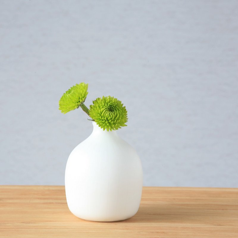 Porcelain Pottery & Ceramics White - Small white pottery flower vase