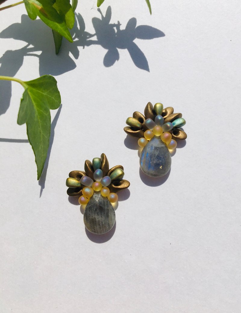 Labradorite and glass bead earrings - ต่างหู - เครื่องประดับพลอย สีเทา