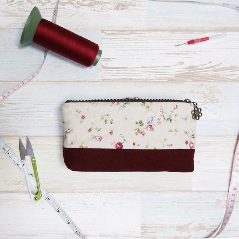 Red flowers  - cosmetic zipper  pencil bag - กระเป๋าคลัทช์ - ผ้าฝ้าย/ผ้าลินิน สีแดง