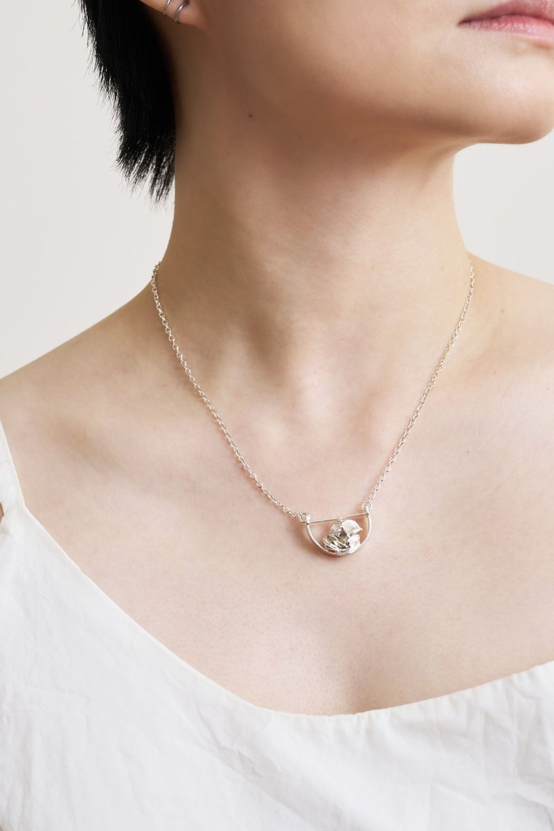 half moon necklace - Half Moon Rose Necklace - สร้อยคอ - เงิน สีเงิน