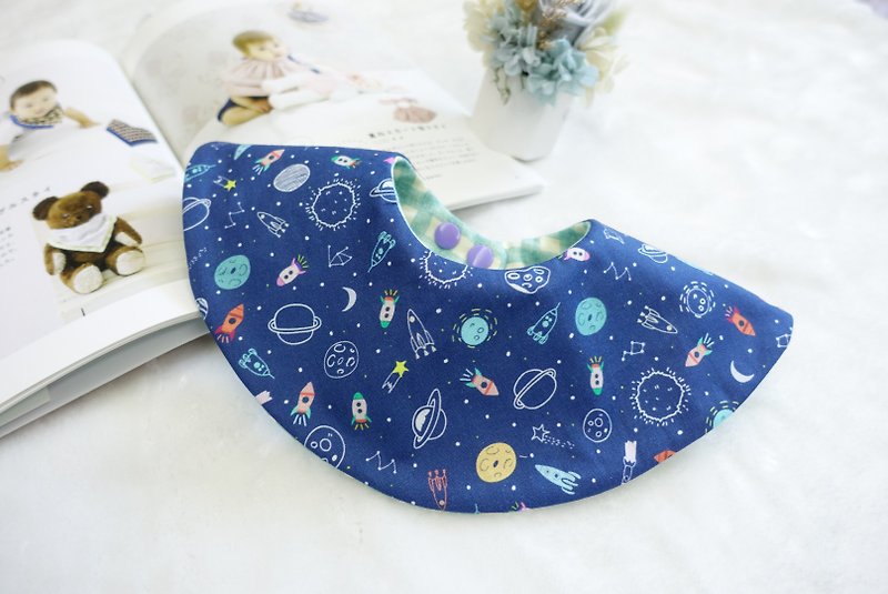 Space planet and plaid handmade bib slobber towel - ผ้ากันเปื้อน - ผ้าฝ้าย/ผ้าลินิน สีน้ำเงิน
