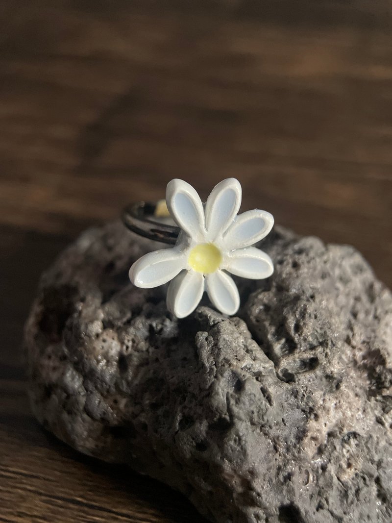 Falling Petal Ceramic Daisy Ring - Pale Powder Blue | Hand Crushed Ceramic - แหวนทั่วไป - ดินเผา สีน้ำเงิน