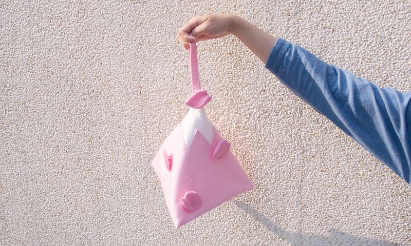 Fuji Mountain Triangle bag with Sakura pins Hand bag (Medium)Pink - กระเป๋าคลัทช์ - ผ้าฝ้าย/ผ้าลินิน สึชมพู