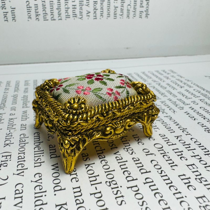 CORDAY rococo style chair and stool shaped balm box - สร้อยคอยาว - โลหะ 