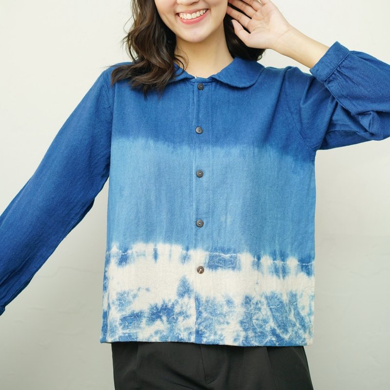 Peter Pan Collar 3 tones Indigo Dyed with Wood Button Blouse - 女上衣/長袖上衣 - 棉．麻 藍色