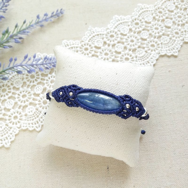 BUHO hand. Dark blue sky. Kyanite x Brazilian wax line bracelet - สร้อยข้อมือ - เครื่องเพชรพลอย สีน้ำเงิน