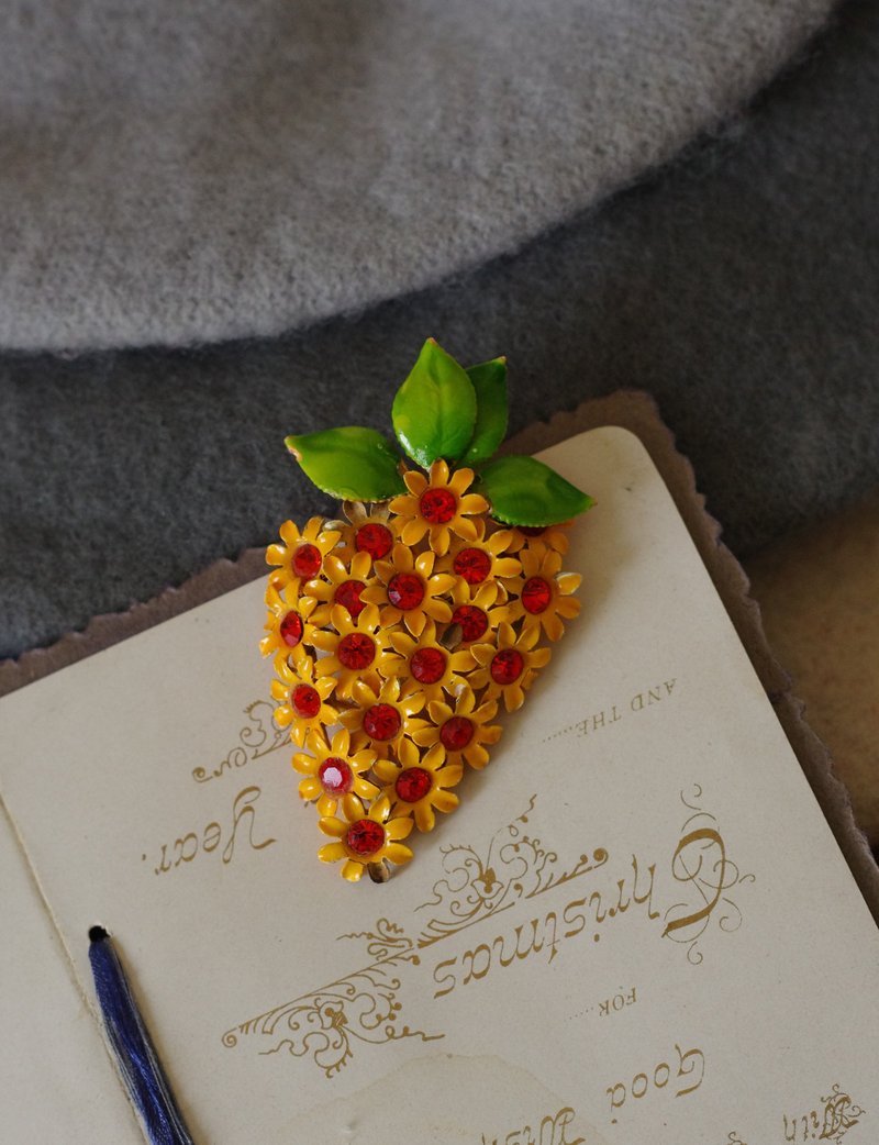 - Vintage Enamel Flower Carrot Brooch B1275 - Brooches - Other Metals Gold