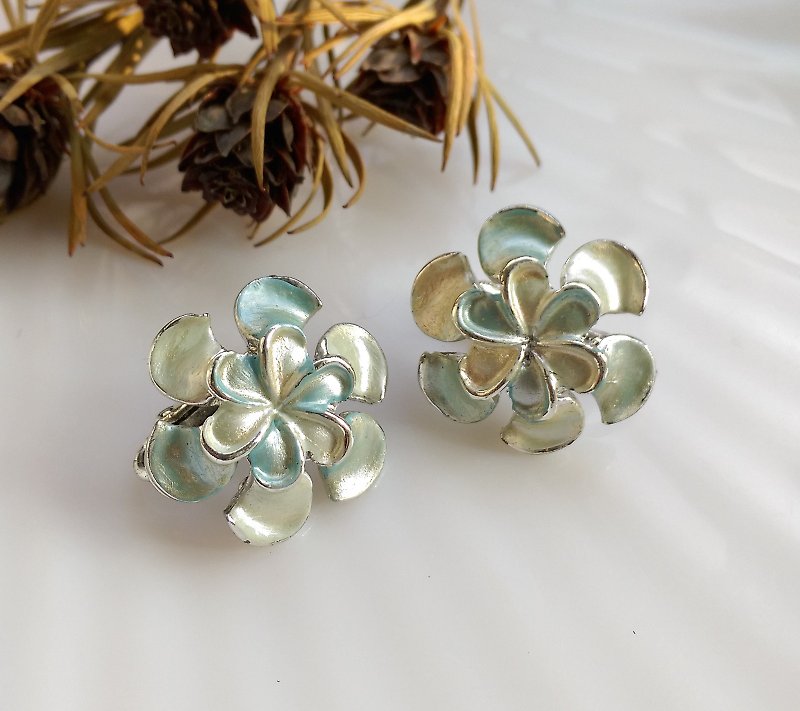 Western antique jewelry. CORO fresh flower clip earrings - Earrings & Clip-ons - Other Metals Gold