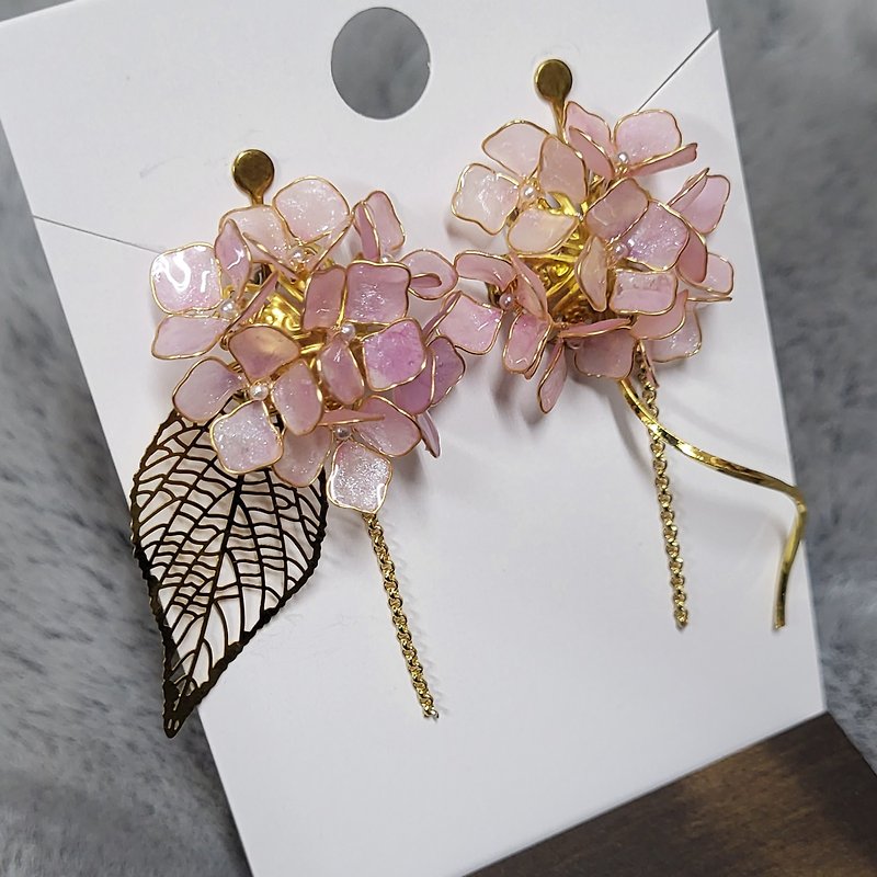 [NiouJiou handmade jewelry] Xiuyi ball hydrangea crystal flower asymmetrical Clip-On pink - Earrings & Clip-ons - Resin Pink