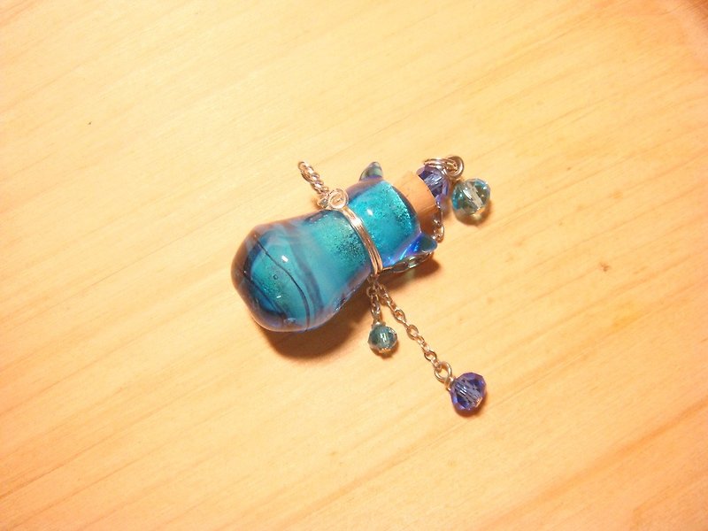 Grapefruit Lin Liuli- Cat Essential Oil Bottle- Light Sea Blue/ Smell Bottle Necklace (Three-dimensional Bottle) - Necklaces - Glass Blue