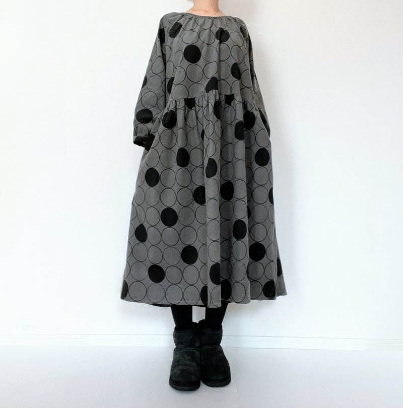 Polka dot pattern　Corduroy　long sleeve dress　cotton charcoal - ชุดเดรส - ผ้าฝ้าย/ผ้าลินิน สีดำ