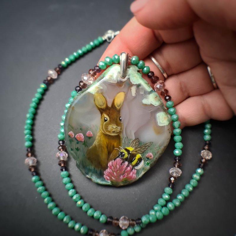 Necklace with rabbit, bumblebee Painting Agate stone Christmas Gift Wrapping - Necklaces - Stone Green