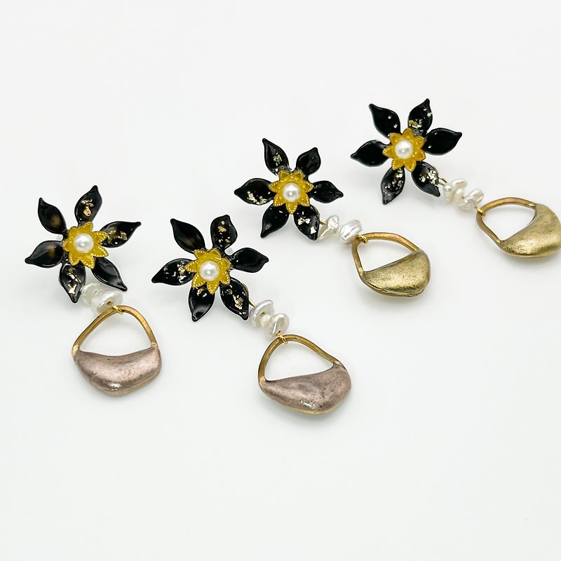 oThe lanterns come on and the night is still youngoCrystal flower resin earrings - Earrings & Clip-ons - Resin Black
