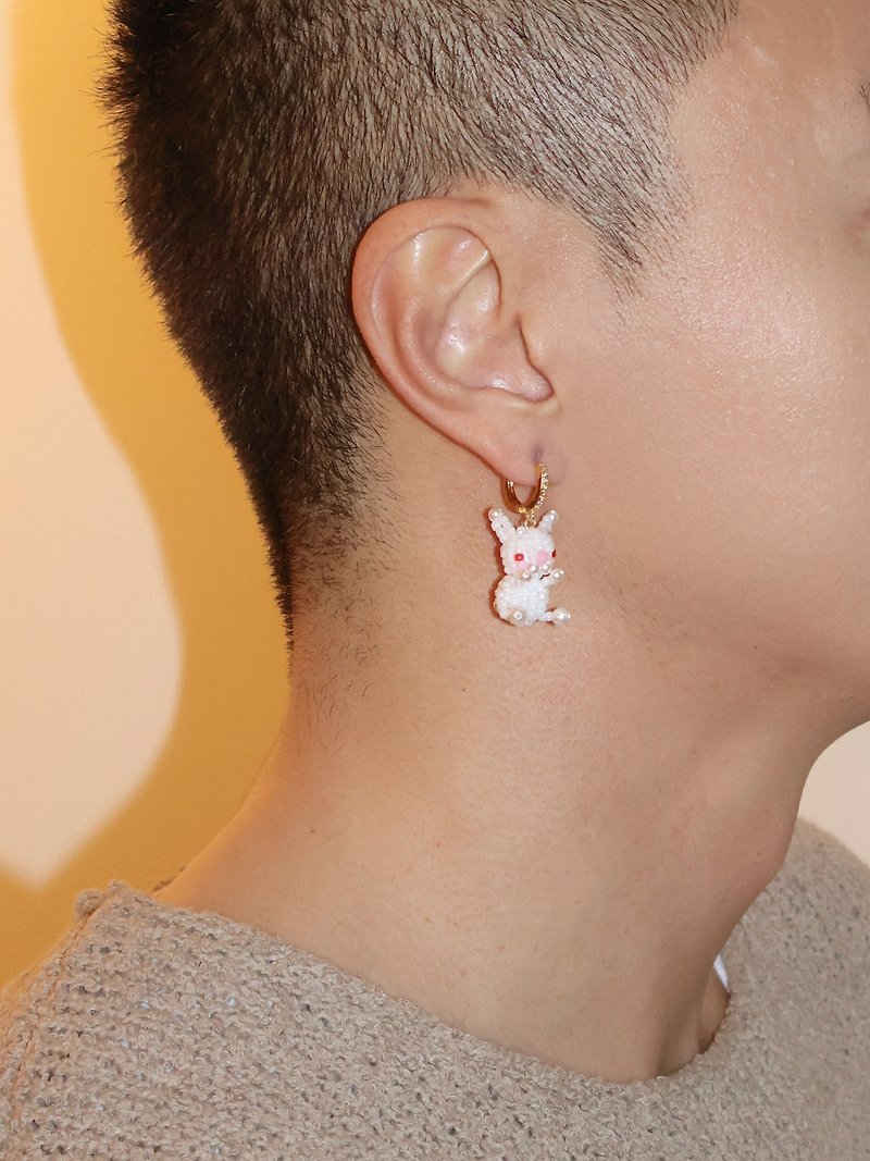 萌兔蘑菇珠飾吊墜耳環 - 耳環/耳夾 - 玻璃 白色