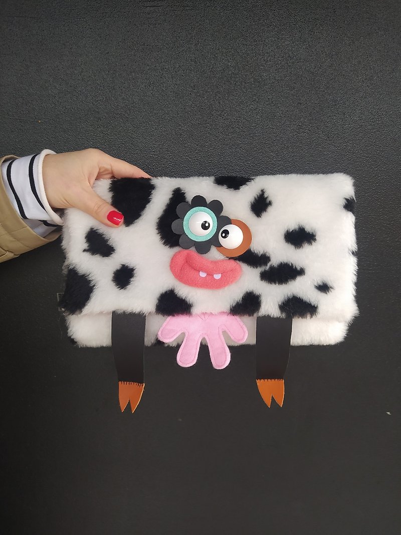 Cute small clutch bag Betty, cow bag. Brand name FreakyDilly. Unique handmade - กระเป๋าคลัทช์ - วัสดุอื่นๆ ขาว