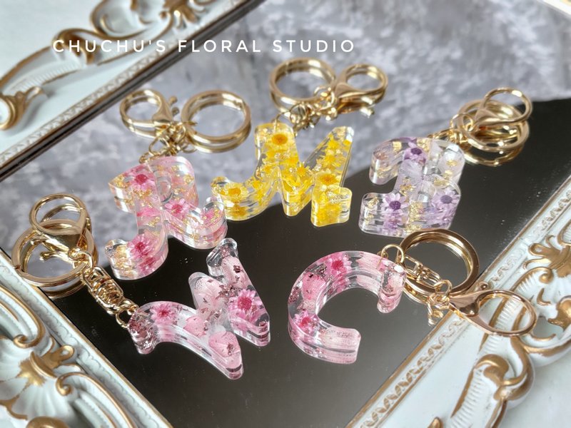 Preserved Flower Crystal Flower Letter Charm Alphabet Key Ring Custom Gift - ช่อดอกไม้แห้ง - พืช/ดอกไม้ 