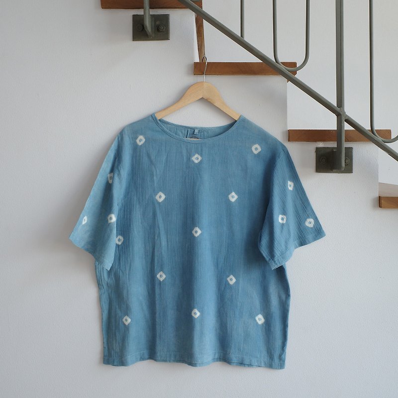 linnil: Indigo dot short-sleeve shirt - เสื้อผู้หญิง - ผ้าฝ้าย/ผ้าลินิน สีน้ำเงิน