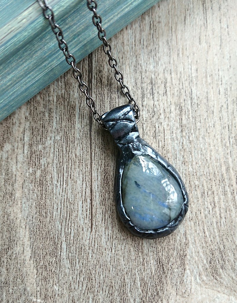 Misssheep- PM05 Handcrafted Polymer clay pendant with labradorite - Necklaces - Clay Black