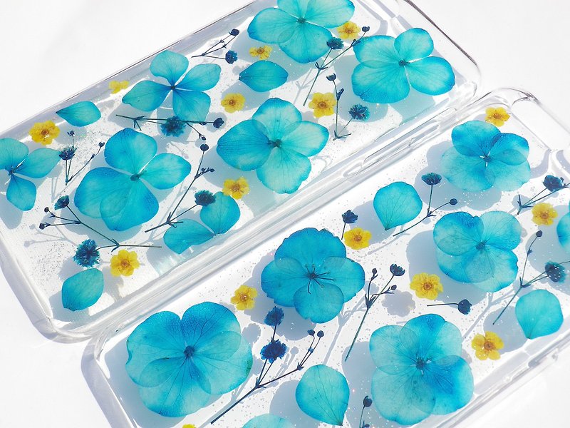 Handmade phone case, Pressed flowers phone case, Blue Hydrangea - เคส/ซองมือถือ - กระดาษ 