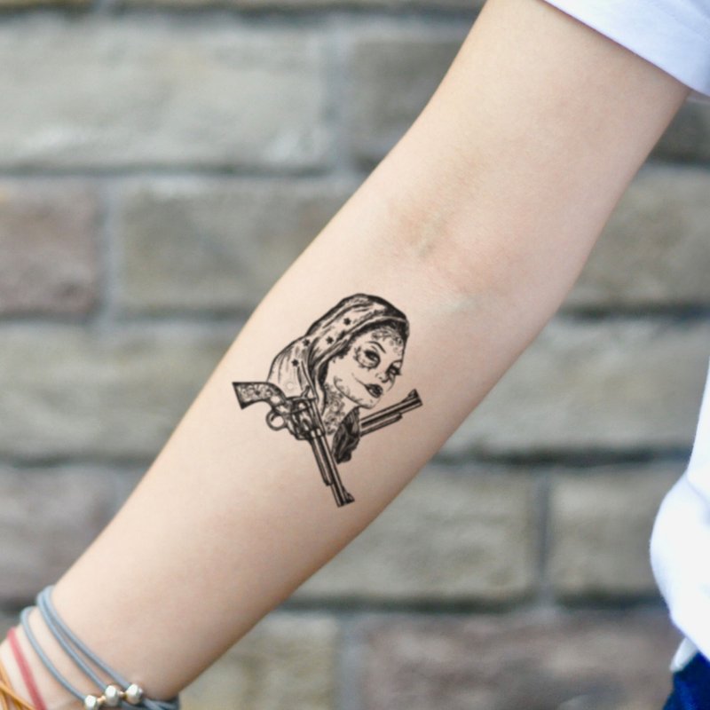 OhMyTat 帶槍的女孩 Girl With Gun 刺青圖案紋身貼紙 (2 張) - 紋身貼紙/刺青貼紙 - 紙 黑色
