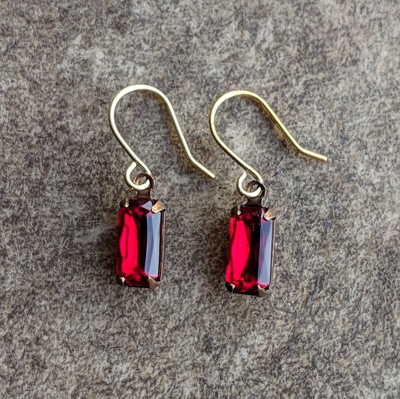 Vintage Red Glass Earrings - ต่างหู - แก้ว สีแดง