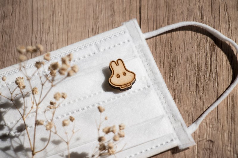 【Pinkoi x miffy】Ghost Miffy Fragrance Mask Buckle/Magnetic Pin - เข็มกลัด - ไม้ สีนำ้ตาล