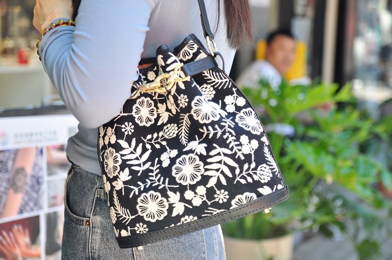Embroidered floral bucket bag - กระเป๋าแมสเซนเจอร์ - วัสดุอื่นๆ 