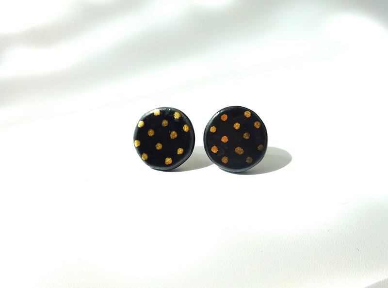 Gold dot round pierce・earring black - Earrings & Clip-ons - Pottery Black