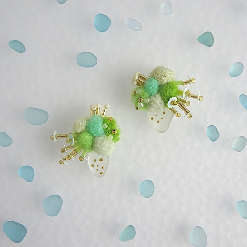 pierced earrings　 mine  wool ,beads,seagrass,golden joint - ต่างหู - งานปัก สีเขียว