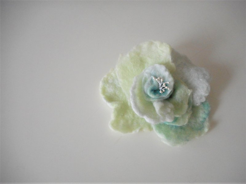 Light green corsage - Brooches - Wool Green