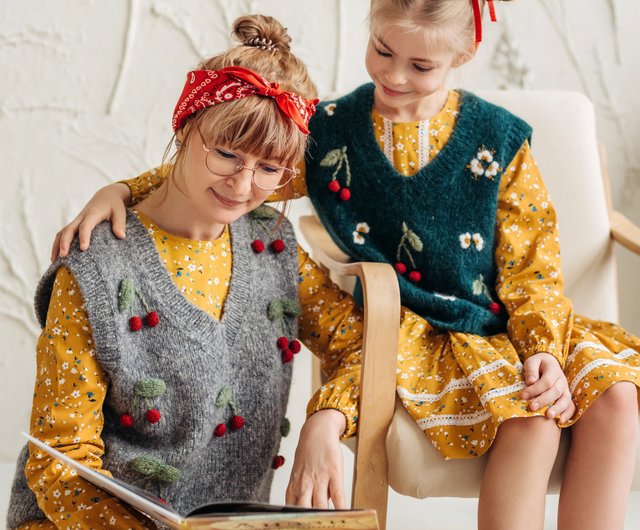 さくらんぼの刺繍が施された手作りニットの女性用ベスト