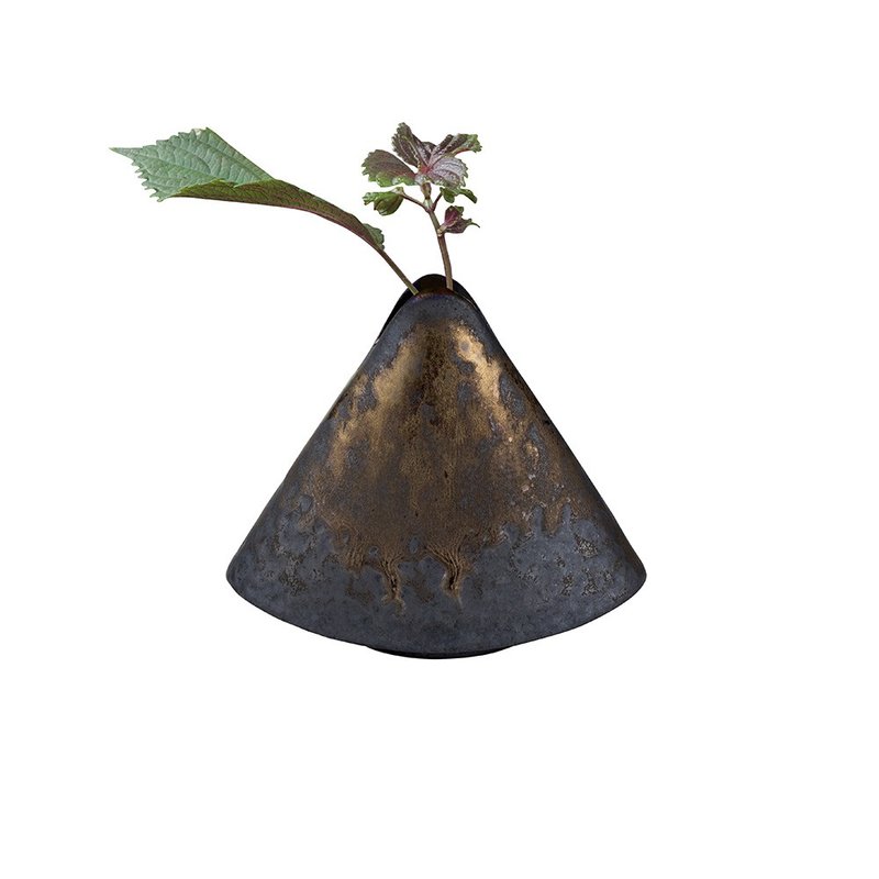 Black iron glaze triangle flower pot - ของวางตกแต่ง - ดินเผา 