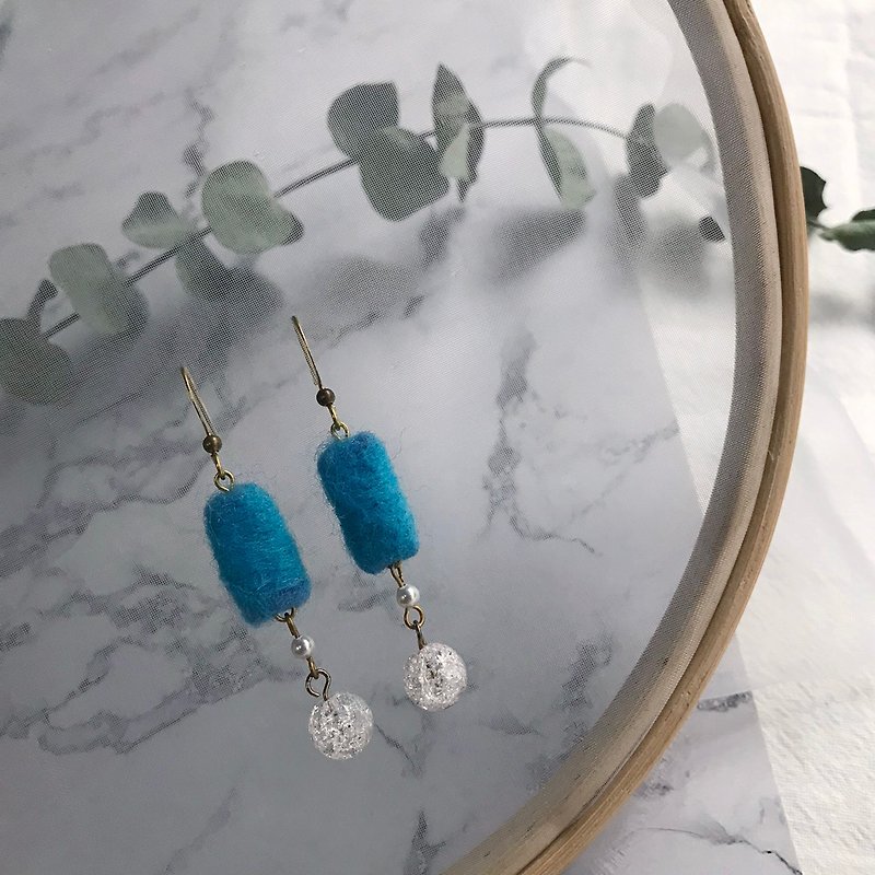 Wool felt earrings cool sapphire - ต่างหู - ขนแกะ สีน้ำเงิน