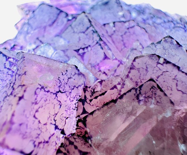 紫色と金色の光沢を持つ鉱石 紫色と金色の光沢を持つ鉱石