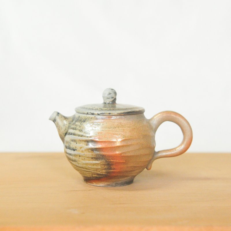 柴燒陶手作 手削旋紋茶壺 - 茶壺/茶杯/茶具 - 陶 橘色