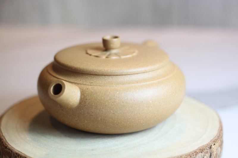 【母親節禮物】菱花 黃金段泥 宜興紫砂壺 陳淑賢老師 150ml - 茶壺/茶杯/茶具 - 陶 