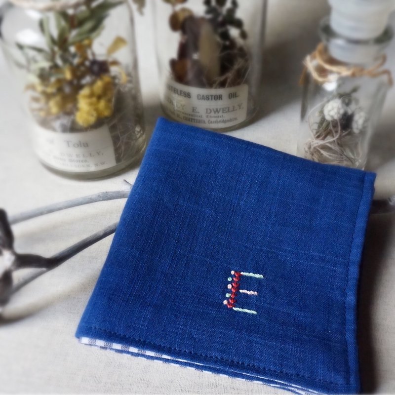 Hand embroidered quadruple gauze handkerchief  initial/B,E (order-receiving) - ผ้าเช็ดหน้า - ผ้าฝ้าย/ผ้าลินิน สีน้ำเงิน