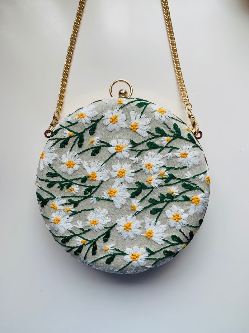 Embroidered Daisy Pouch - Hand Carry / Crossbody - กระเป๋าคลัทช์ - ผ้าฝ้าย/ผ้าลินิน สีเหลือง