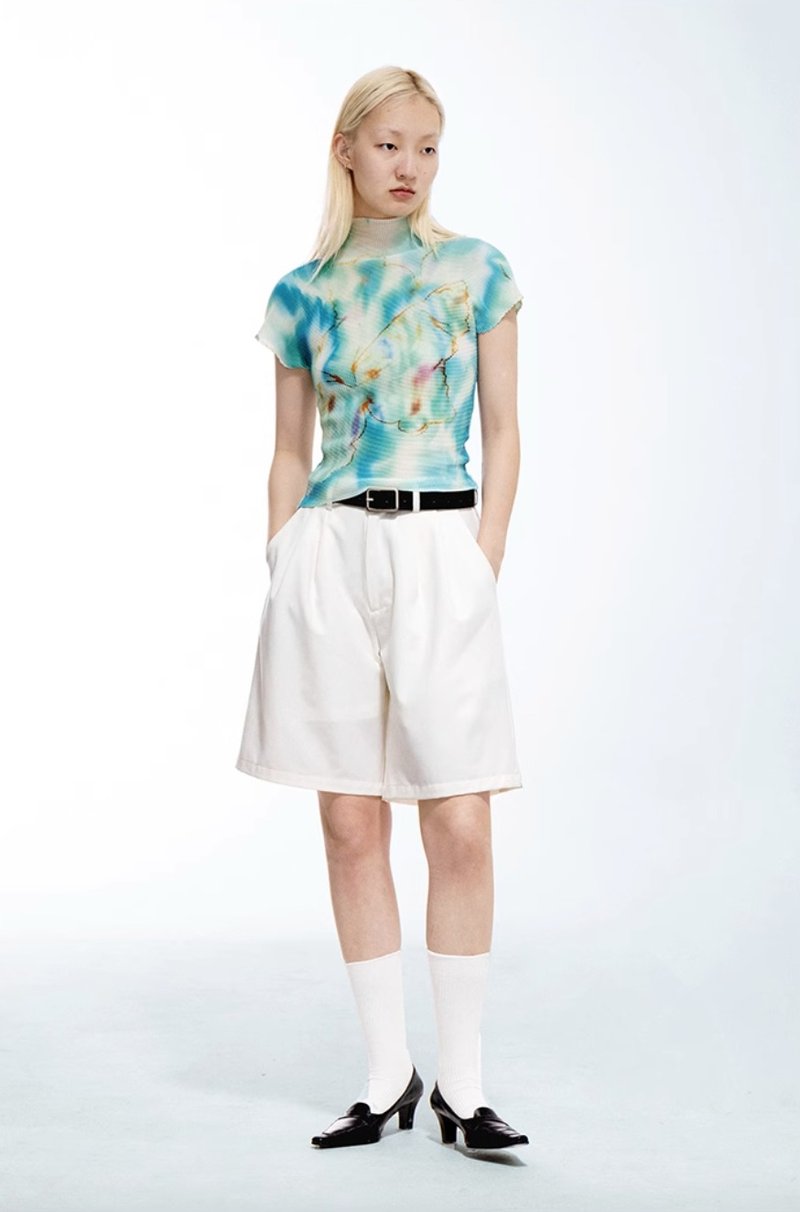 Full Printed Pleated T-shirt Tie-dyed butterfly full print pleated T-shirt - เสื้อยืดผู้หญิง - ผ้าฝ้าย/ผ้าลินิน สีน้ำเงิน