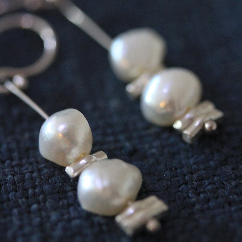 Pearls and silver sprinkles beads dangle earrings (E0166) - 耳環/耳夾 - 珍珠 銀色