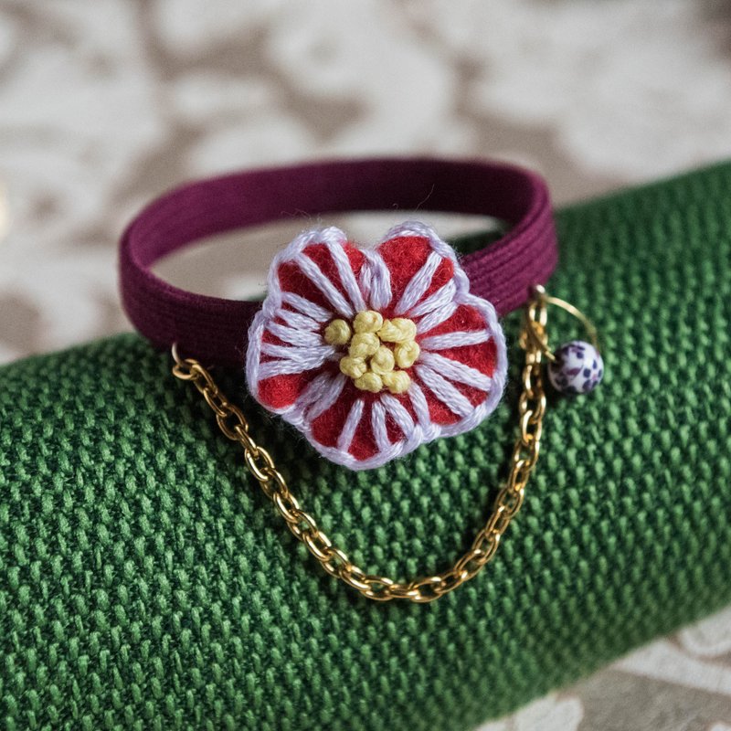 【刺繡飾物】立體深紅色櫻花連小陶飾　手作髮圈 - 髮夾/髮圈 - 棉．麻 紅色